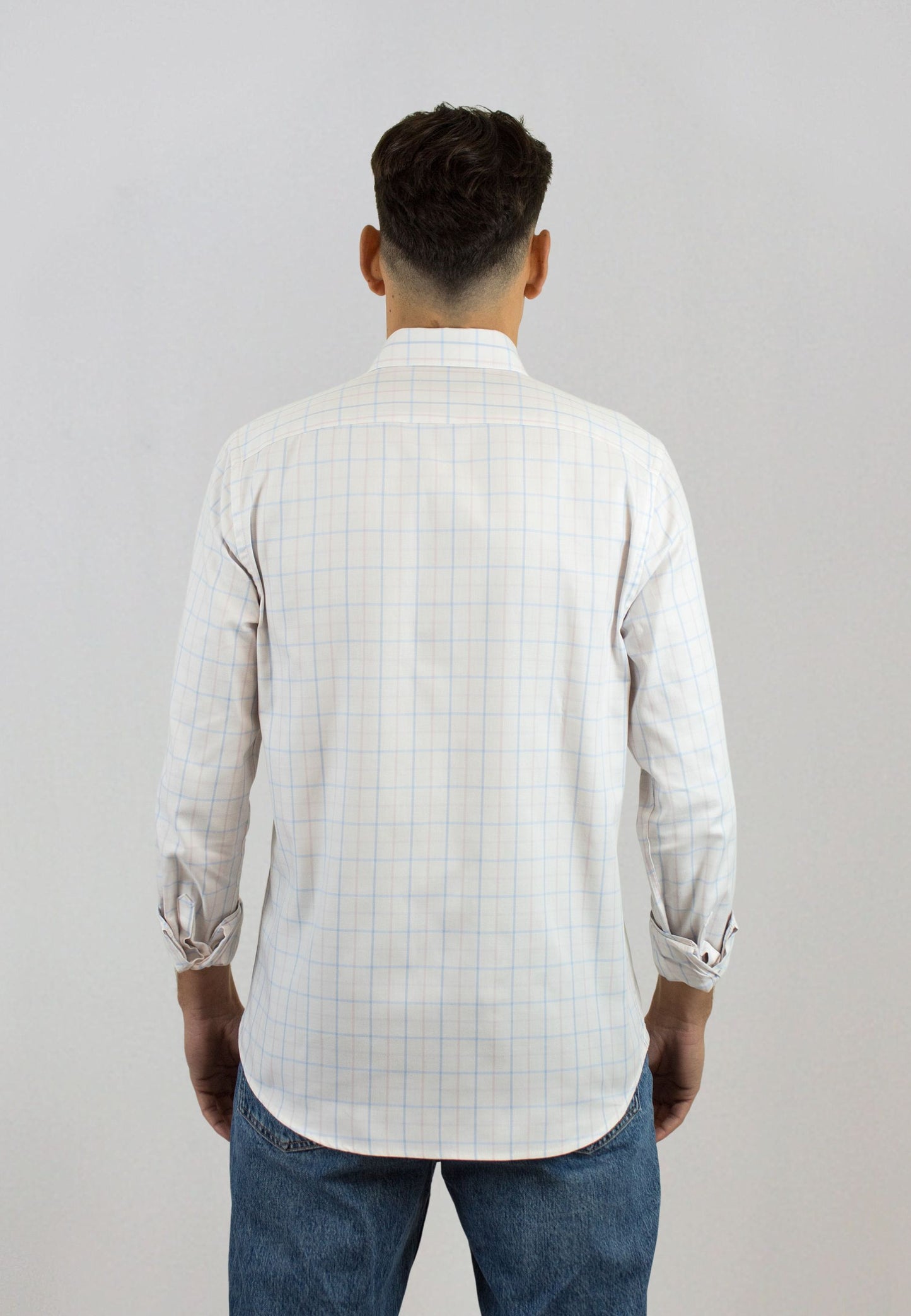 Camisa blanca de cuadros rosas y azules