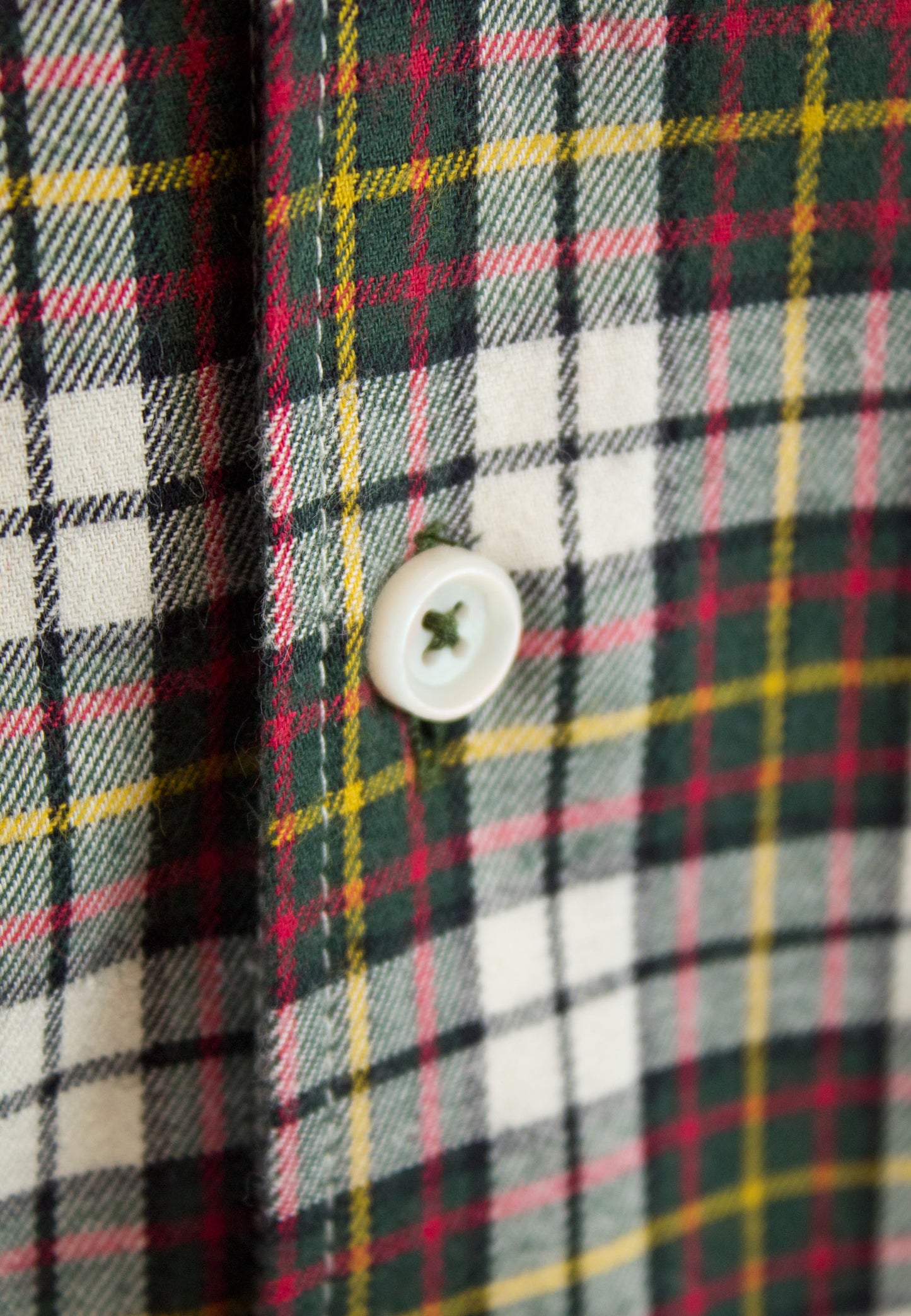 Camisa blanca de cuadros verdes