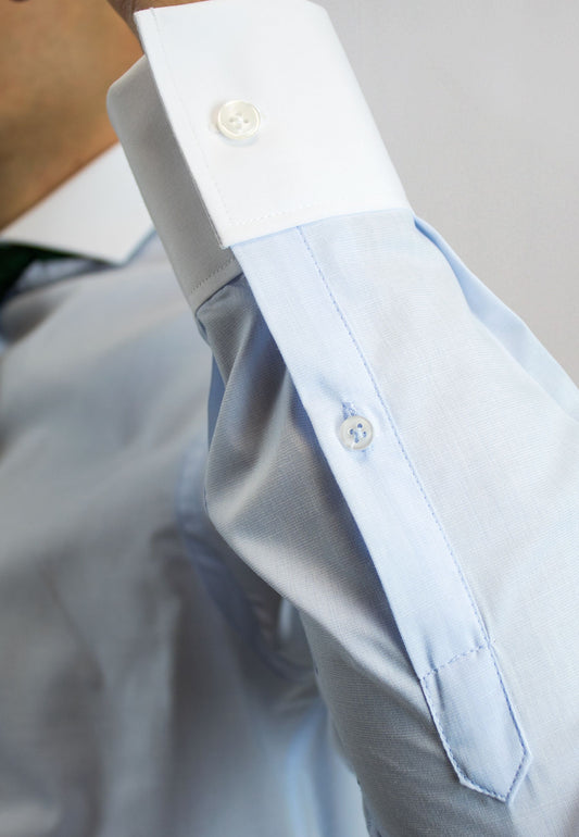 Camisa celeste clásica cuello blanco
