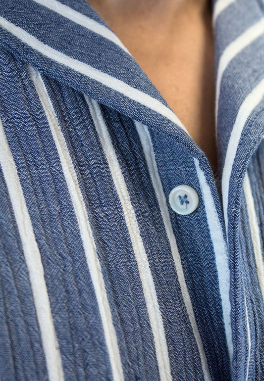 Camisa azul de punto con rayas