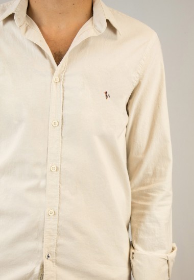 Camisa de hombre Leonardo beige Patadegayo de calidad sostenible fabricada en España - plano detalle