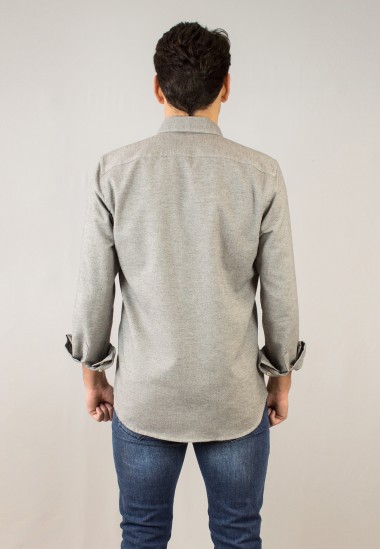 Camisa de hombre Mike gris de Patadegayo de calidad sostenible fabricada en España - plano trasero