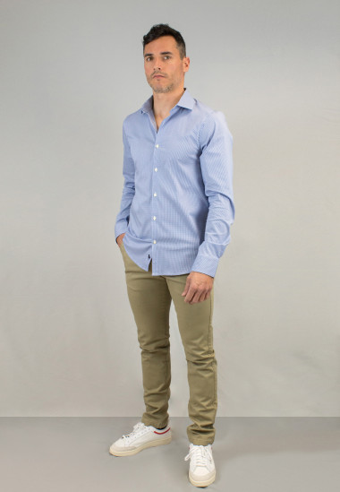 Camisa de calidad, camisa sostenible fabricada en España, camisa mini vichy de Patadegayo - plano detalle