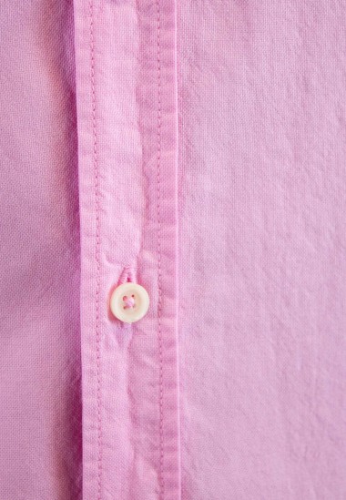 Camisa rosa de algodón reciclado de Patadegayo de calidad sostenible fabricada en España - botón