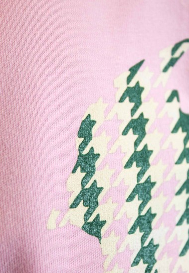 Camiseta rosa con pata de gallo en la espalda Patadegayo de calidad sostenible fabricado en España - plano espalda