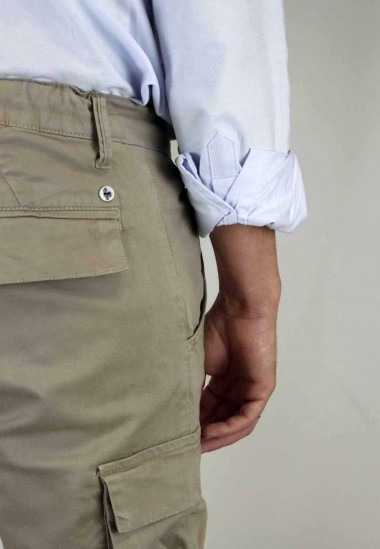 Pantalón cargo con bolsillos tostado de hombre Patadegayo, fabricado en España, muy cómodo y de calidad - delantero