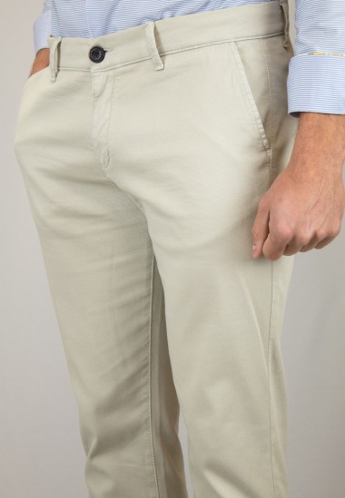 Pantalón  de hombre Elliot Patadegayo en color beige claro, fabricado en españa, muy comodo y de calidad - primer plano