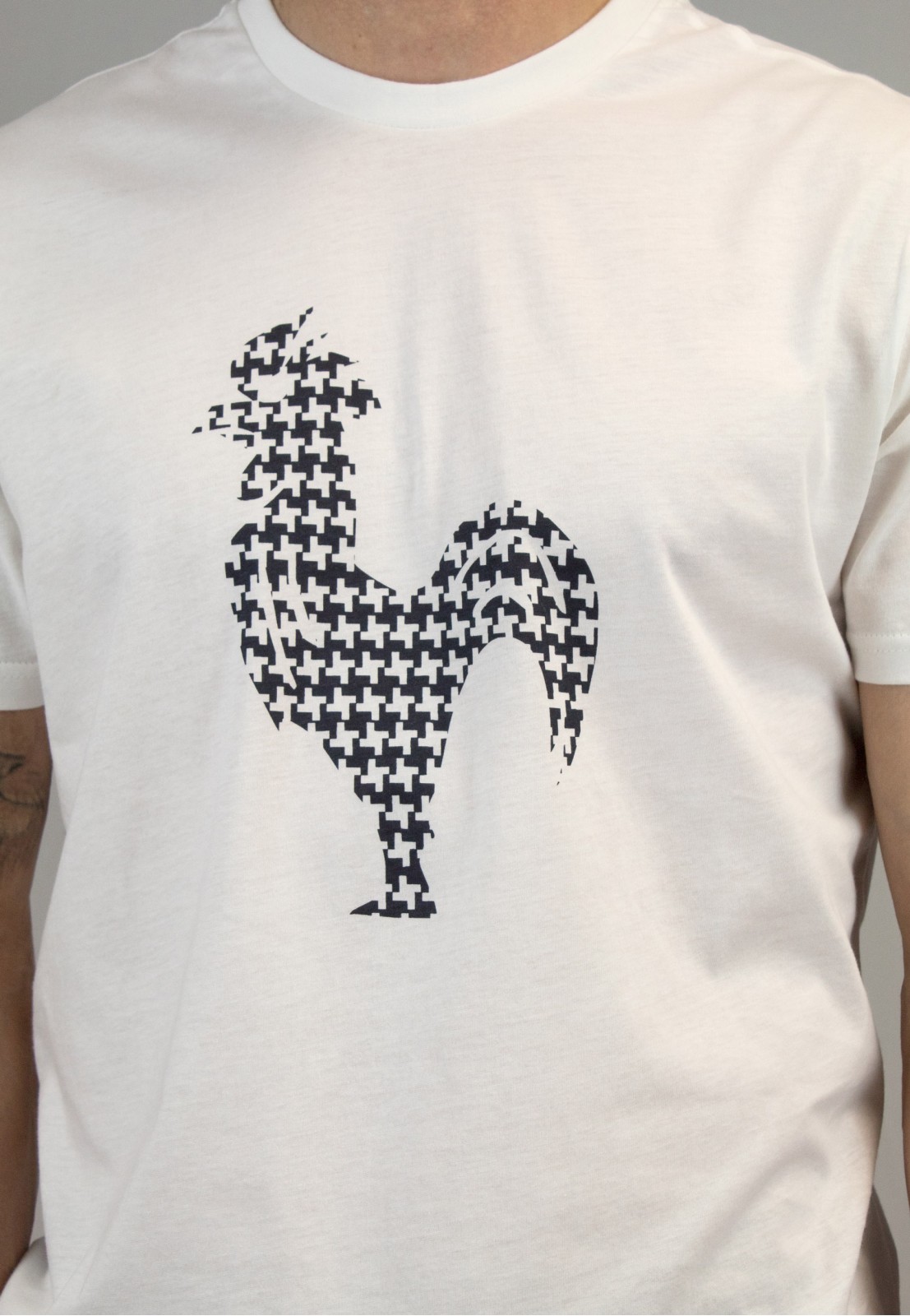 Camiseta de hombre Arcega blanca Patadegayo de calidad sostenible fabricado en España - plano detalle