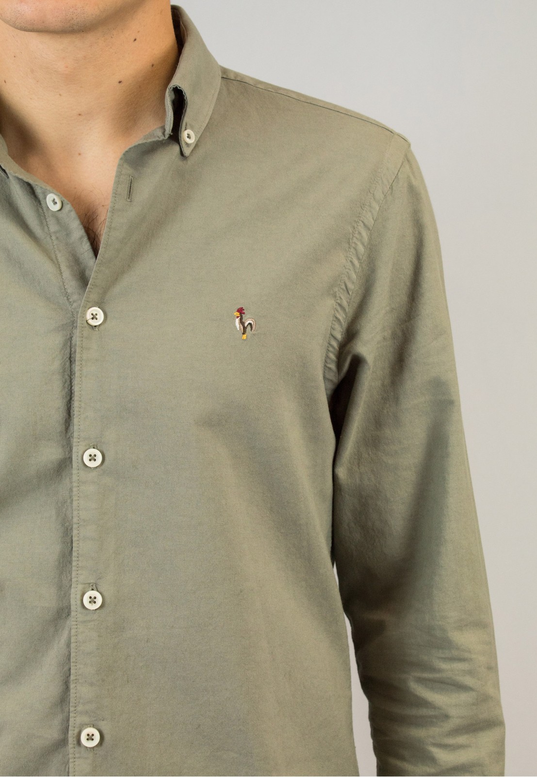 Camisa de hombre Leonardo kaki Patadegayo de calidad sostenible fabricada en España - detalle logo