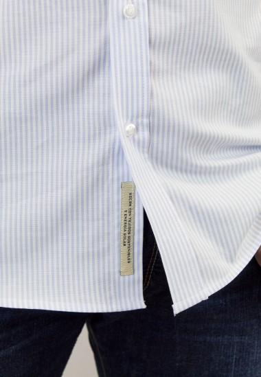 Camisa de hombre Oxford de rayas celeste Patadegayo de calidad sostenible fabricada en España - detalle 2