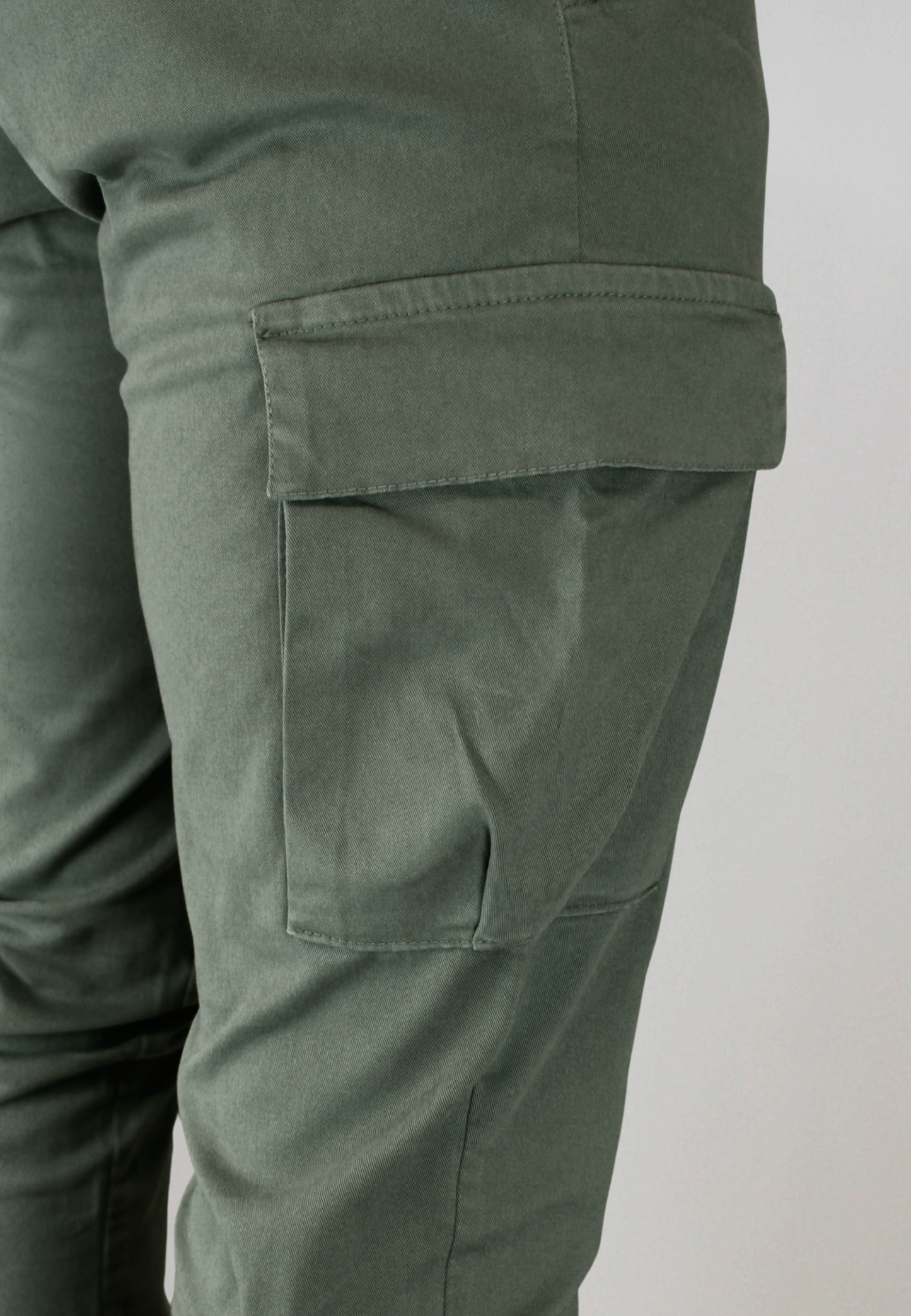 Pantalón cargo gomas kaki hombre