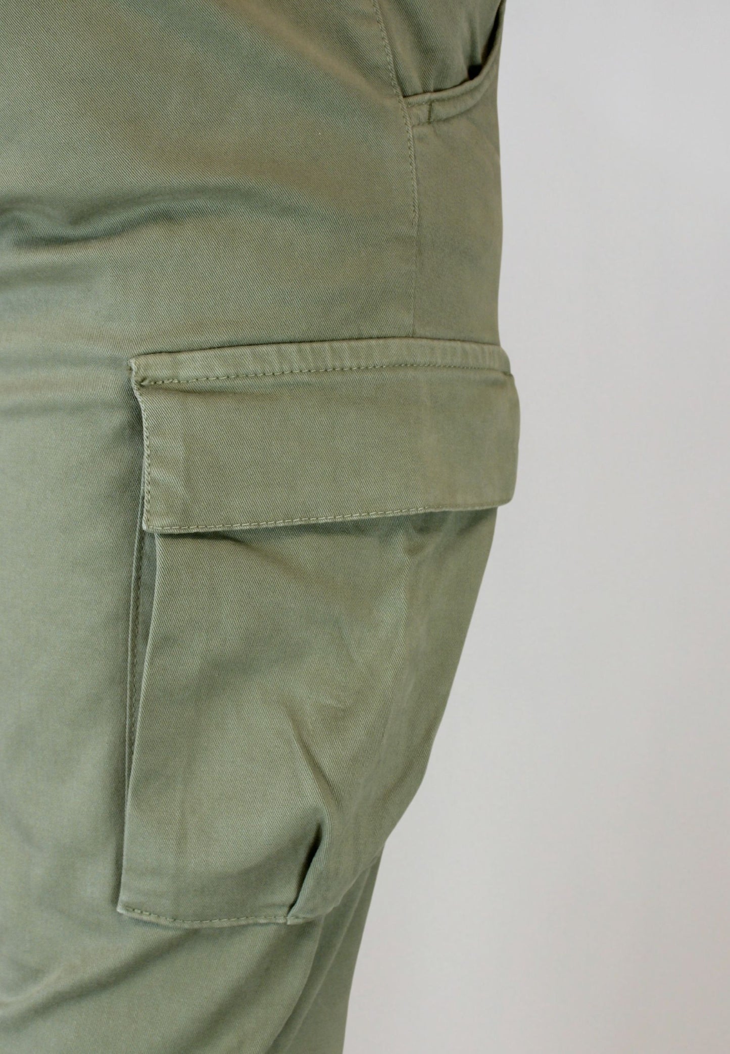 Pantalón cargo gomas kaki hombre