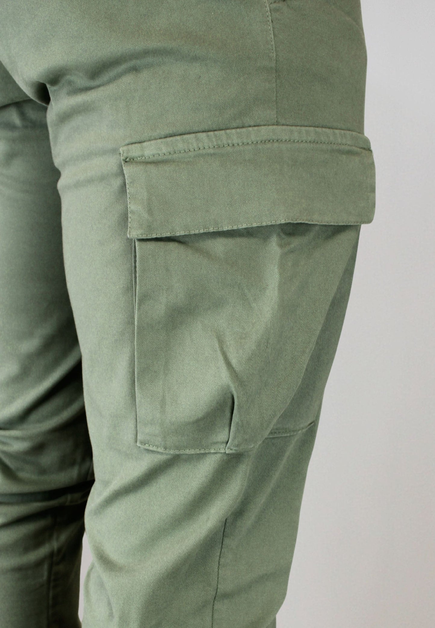 Pantalón cargo gomas oliva hombre
