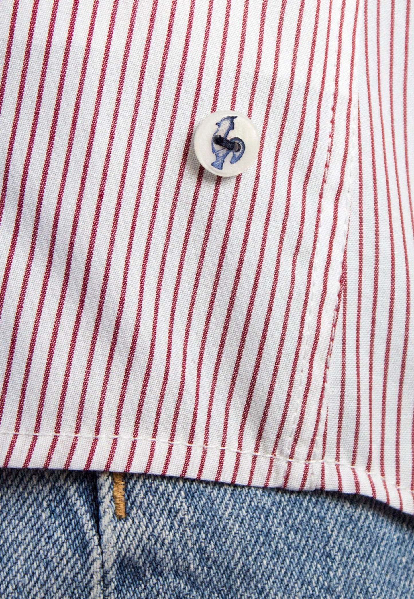 Camisa de rayas finas granate