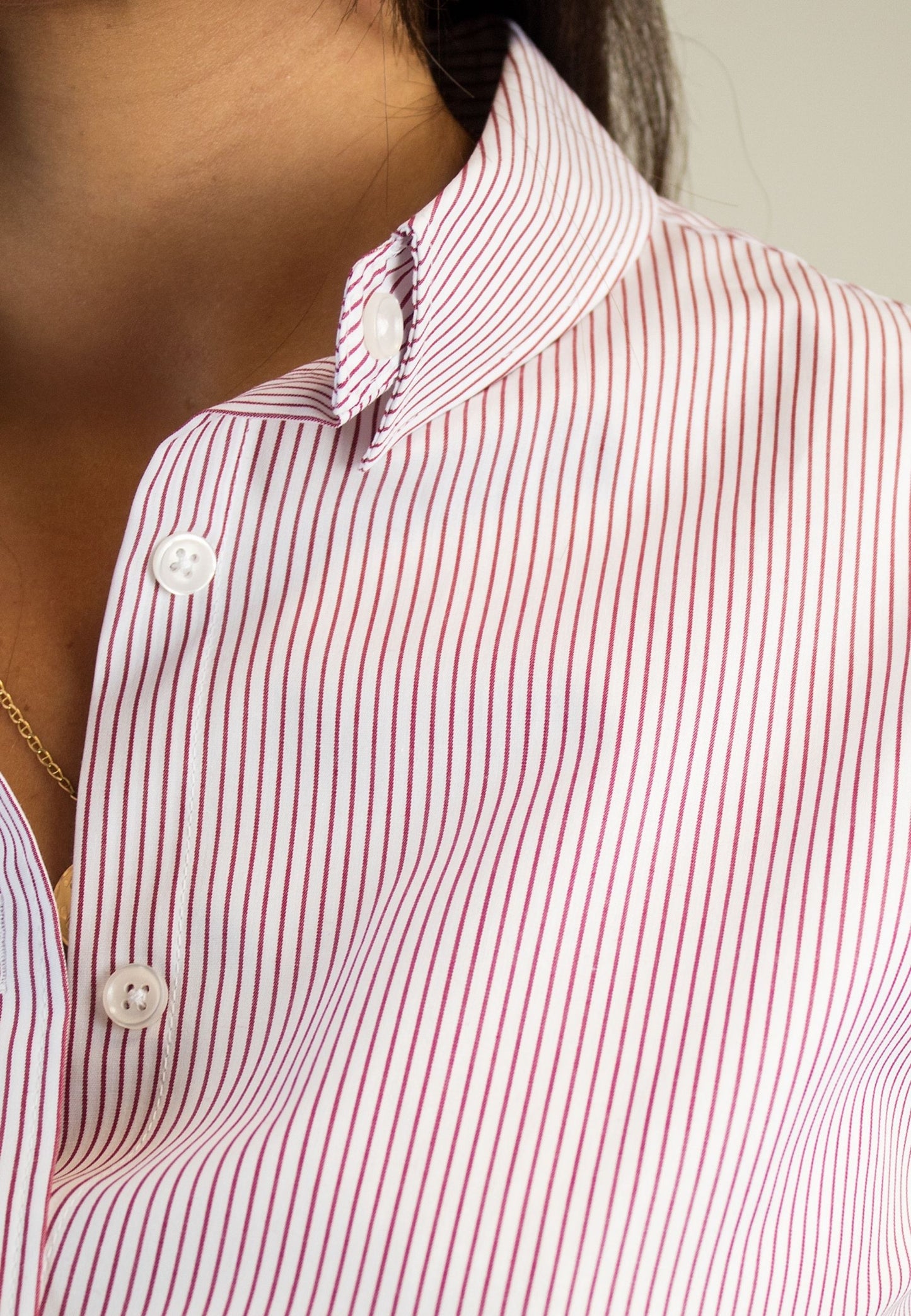 Camisa de rayas finas granate