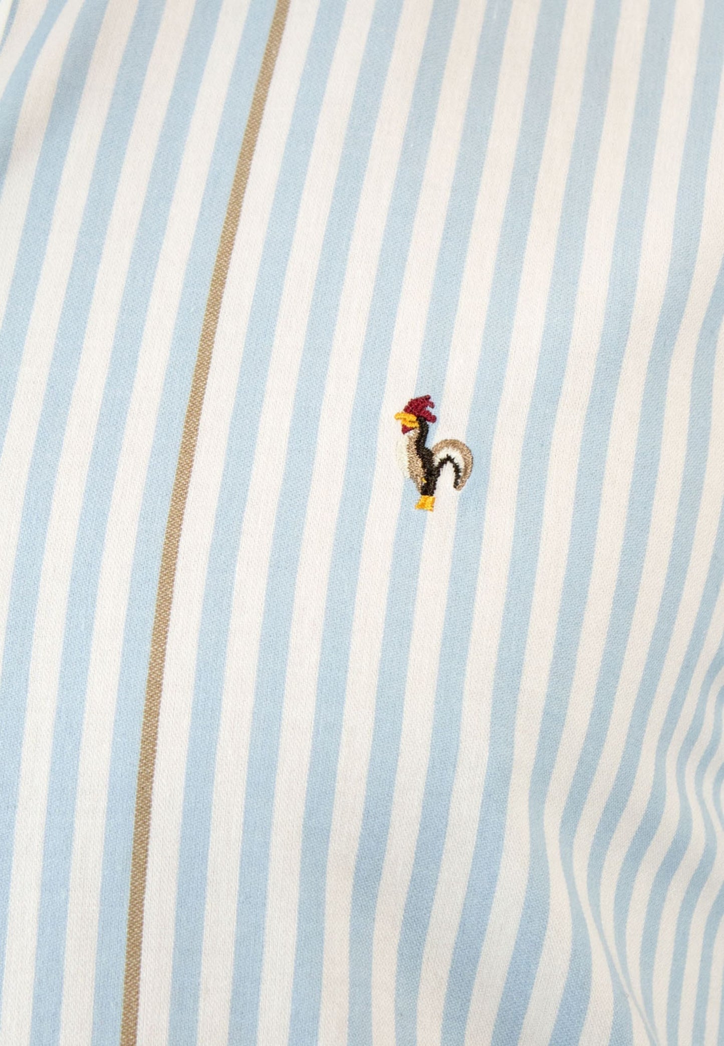 Camisa de rayas azules con detalle