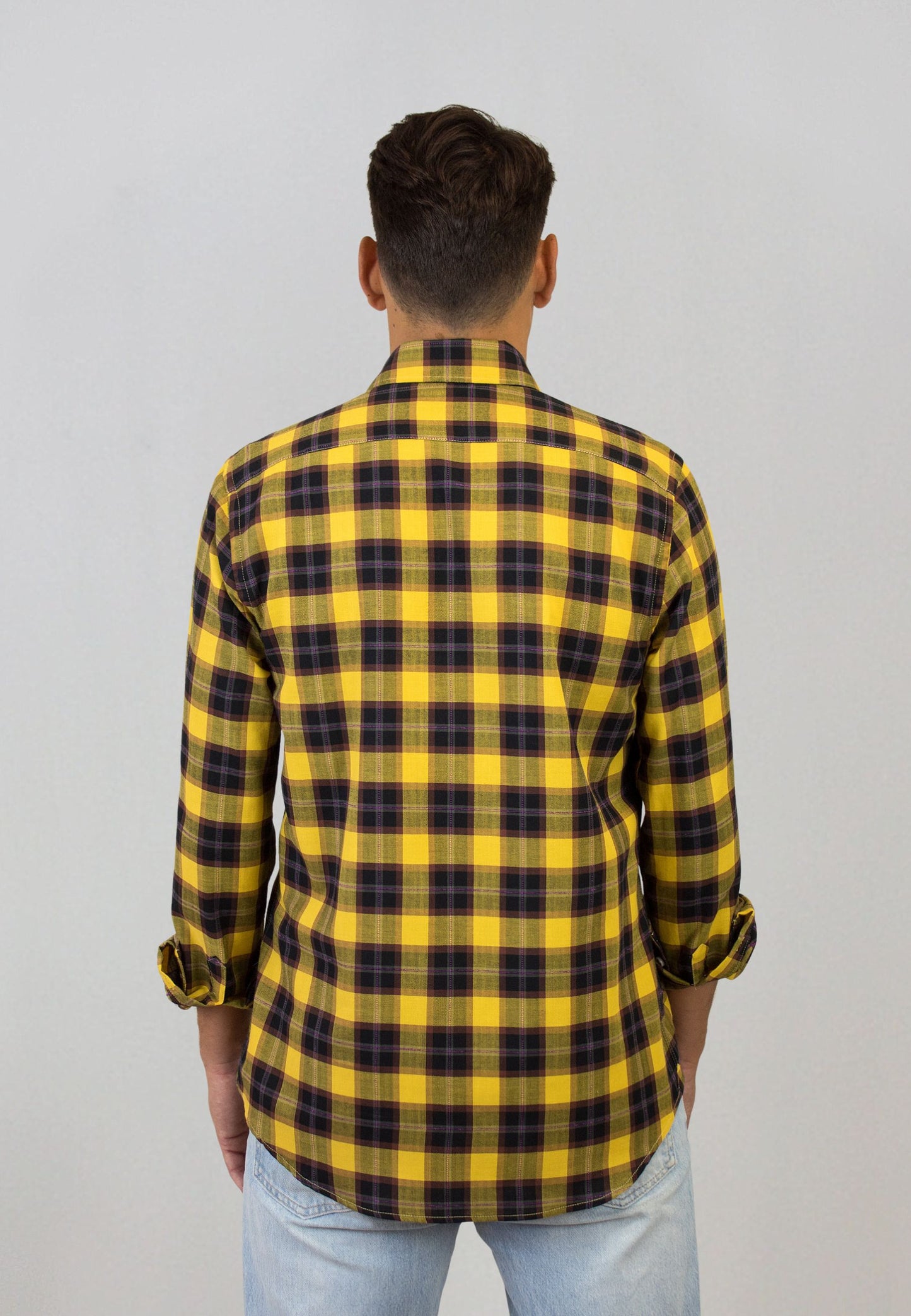 Camisa de cuadros amarillos y negros
