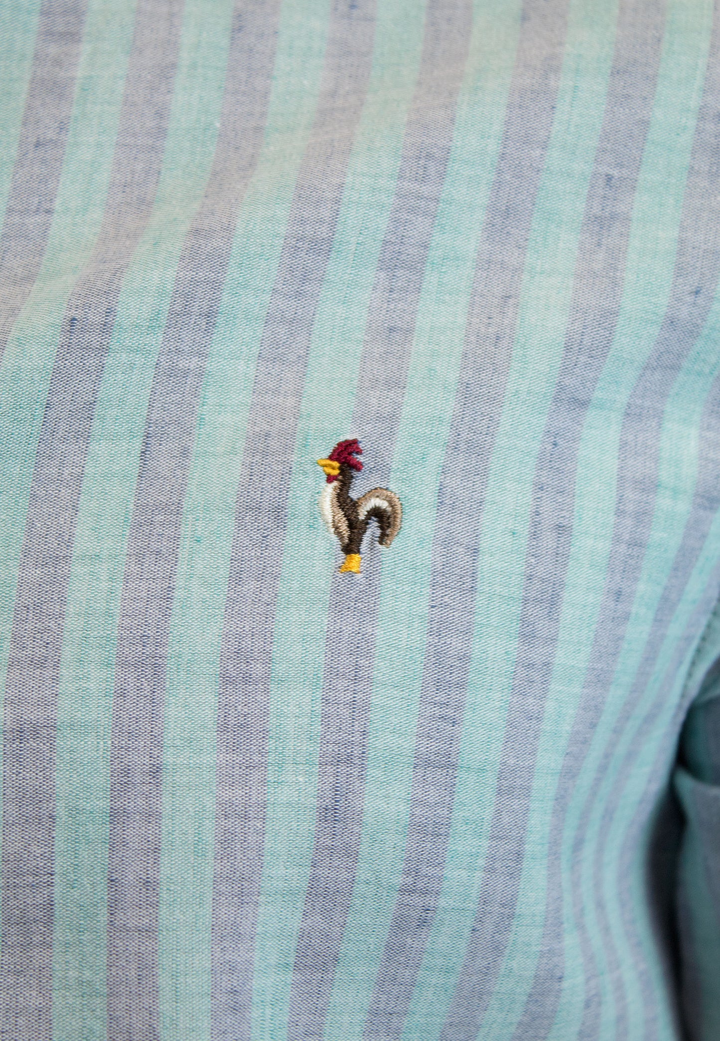 Camisa de rayas azul y verde