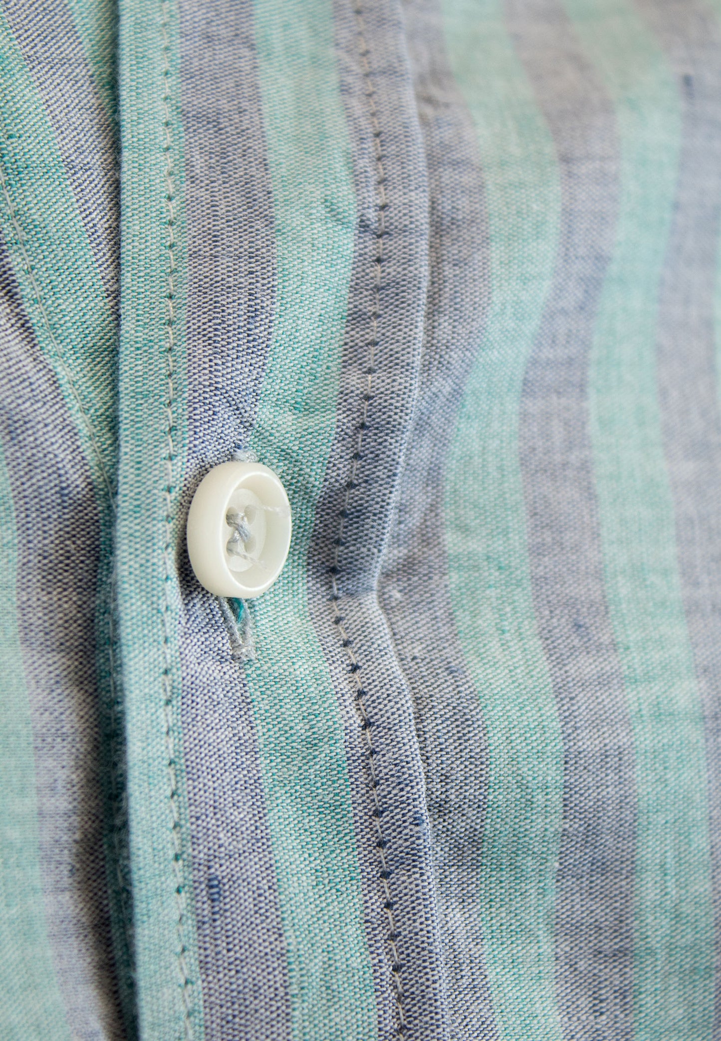 Camisa de rayas azul y verde