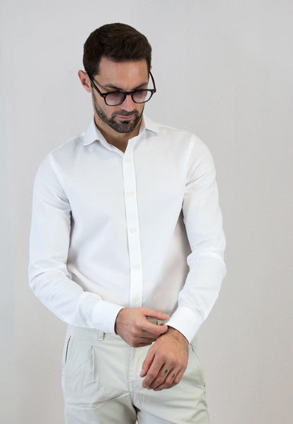 Camisa en estructura blanca