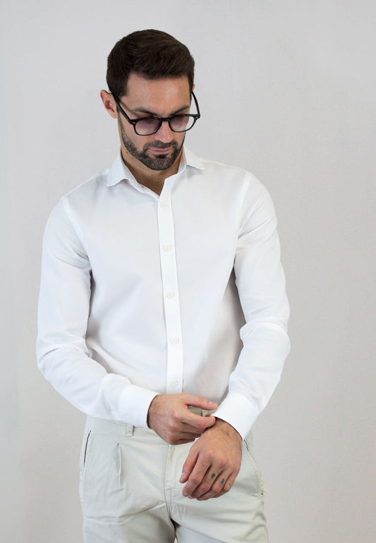 Camisa en estructura blanca