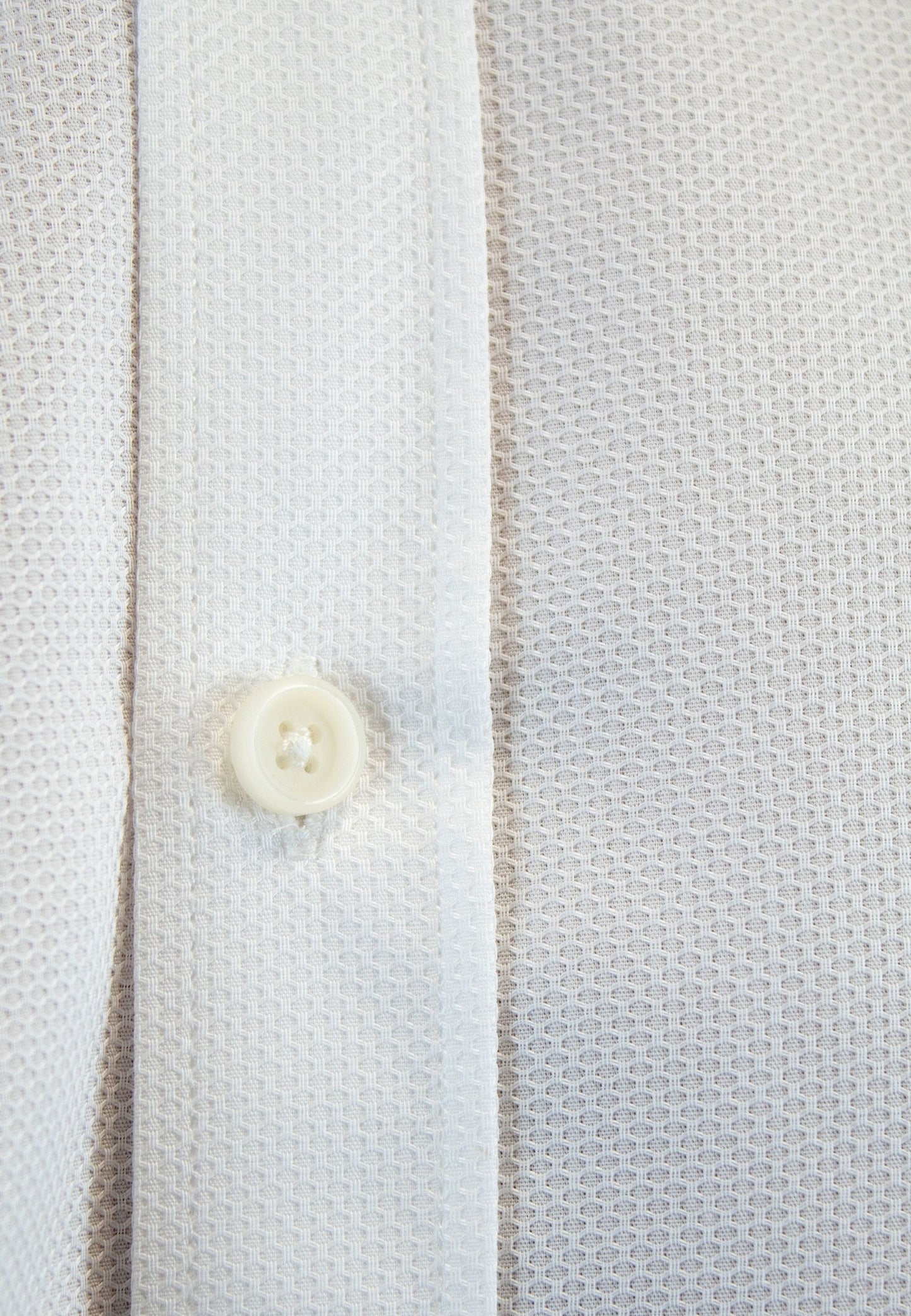 Camisa en estructura blanca