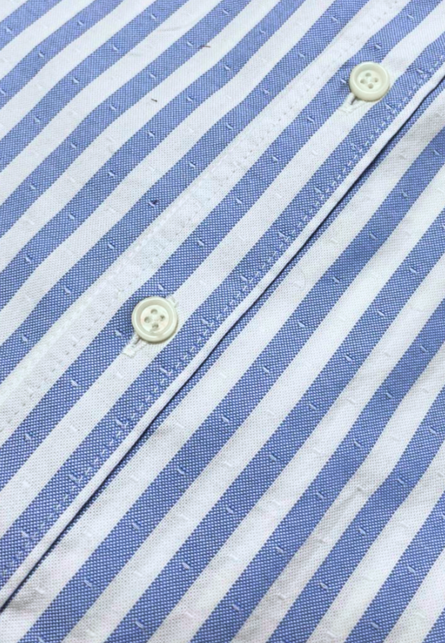 Camisa en estructura de rayas celestes