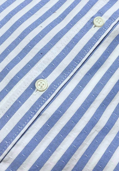 Camisa en estructura de rayas celestes