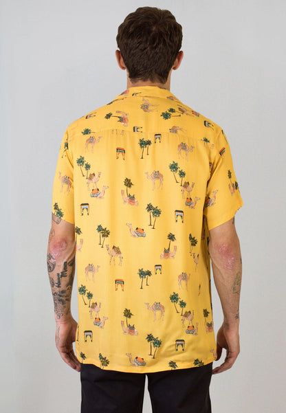Camisa manga corta estampado camellos