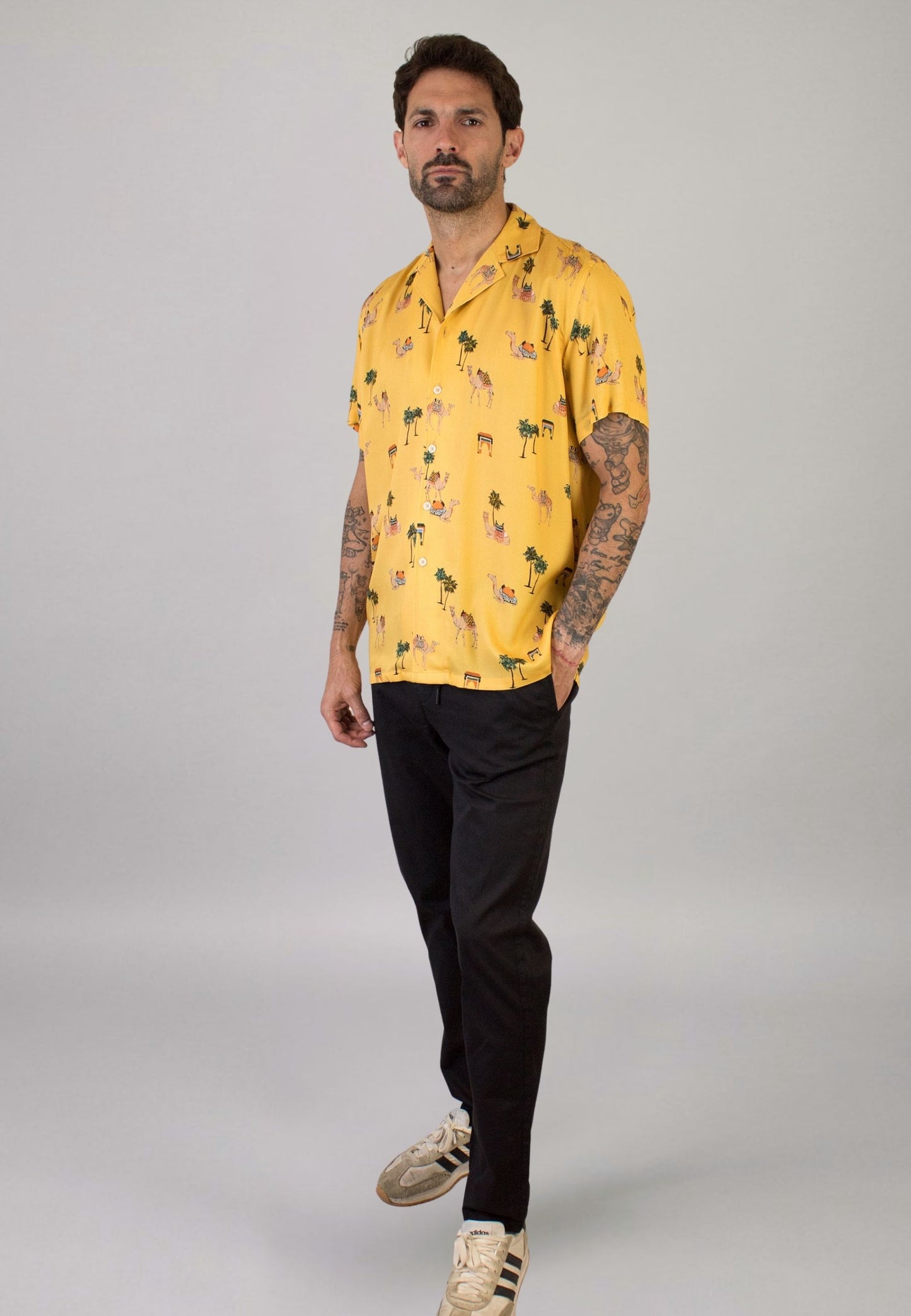 Camisa manga corta estampado camellos