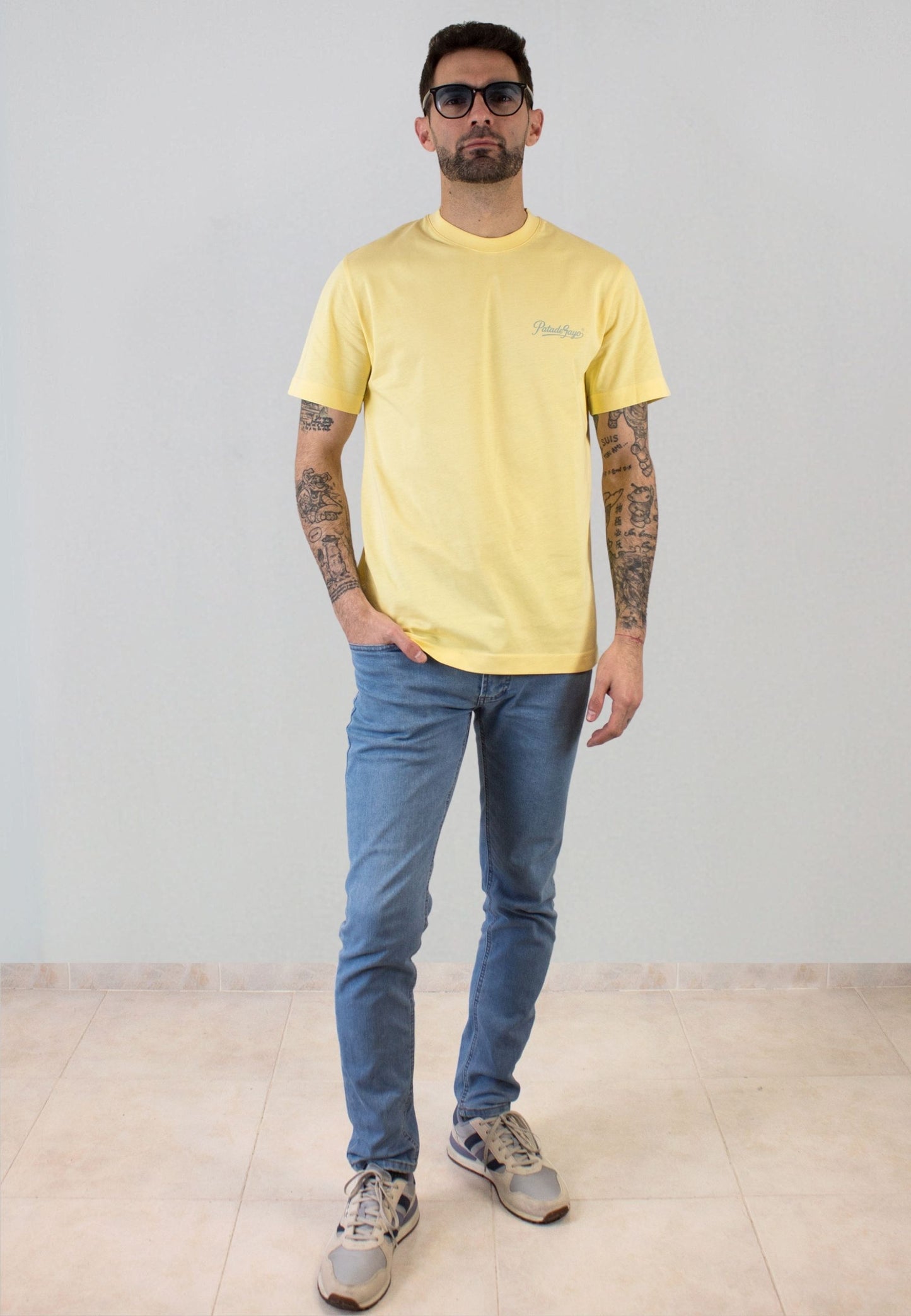 Camiseta amarilla con serigrafía
