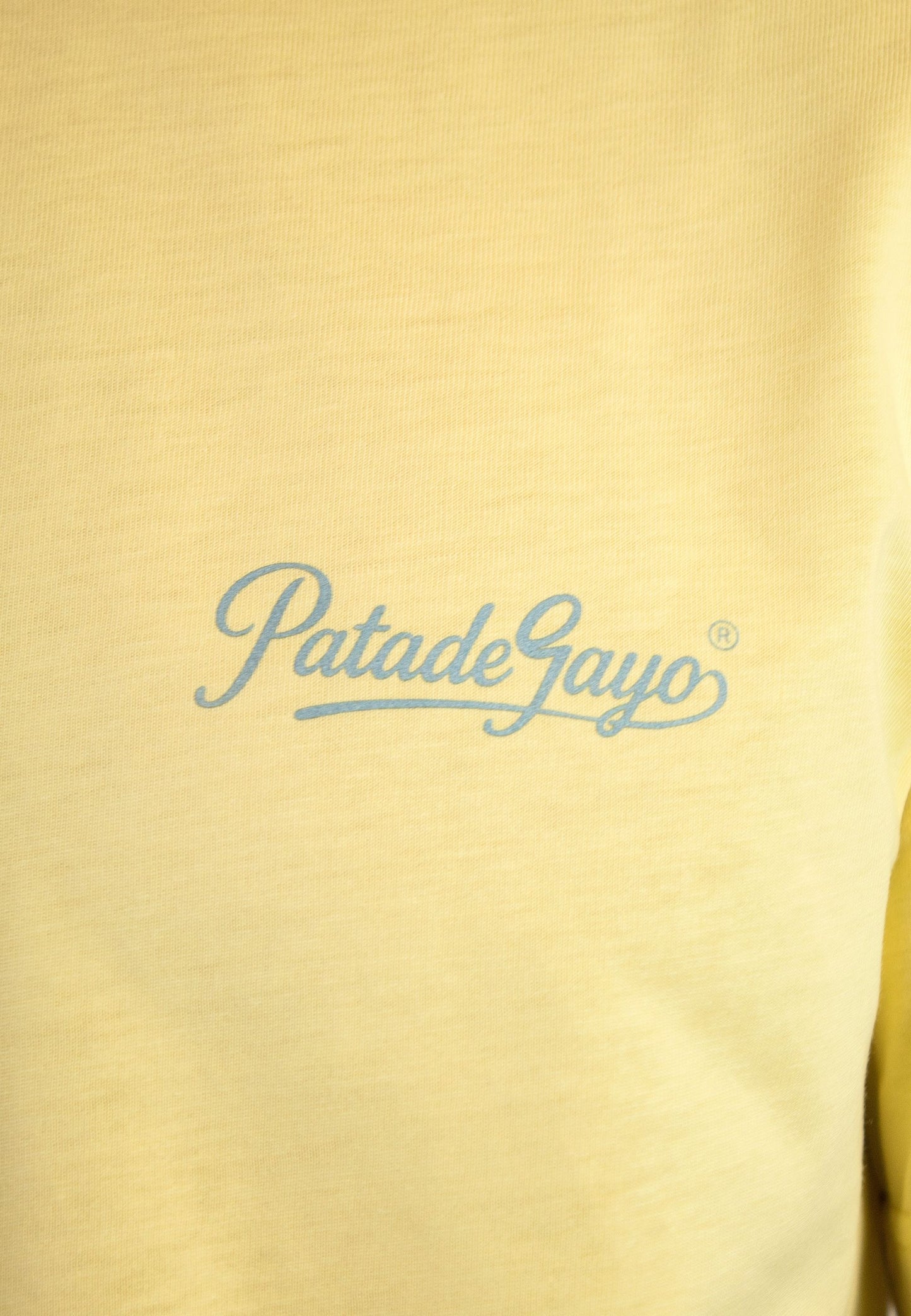 Camiseta amarilla con serigrafía