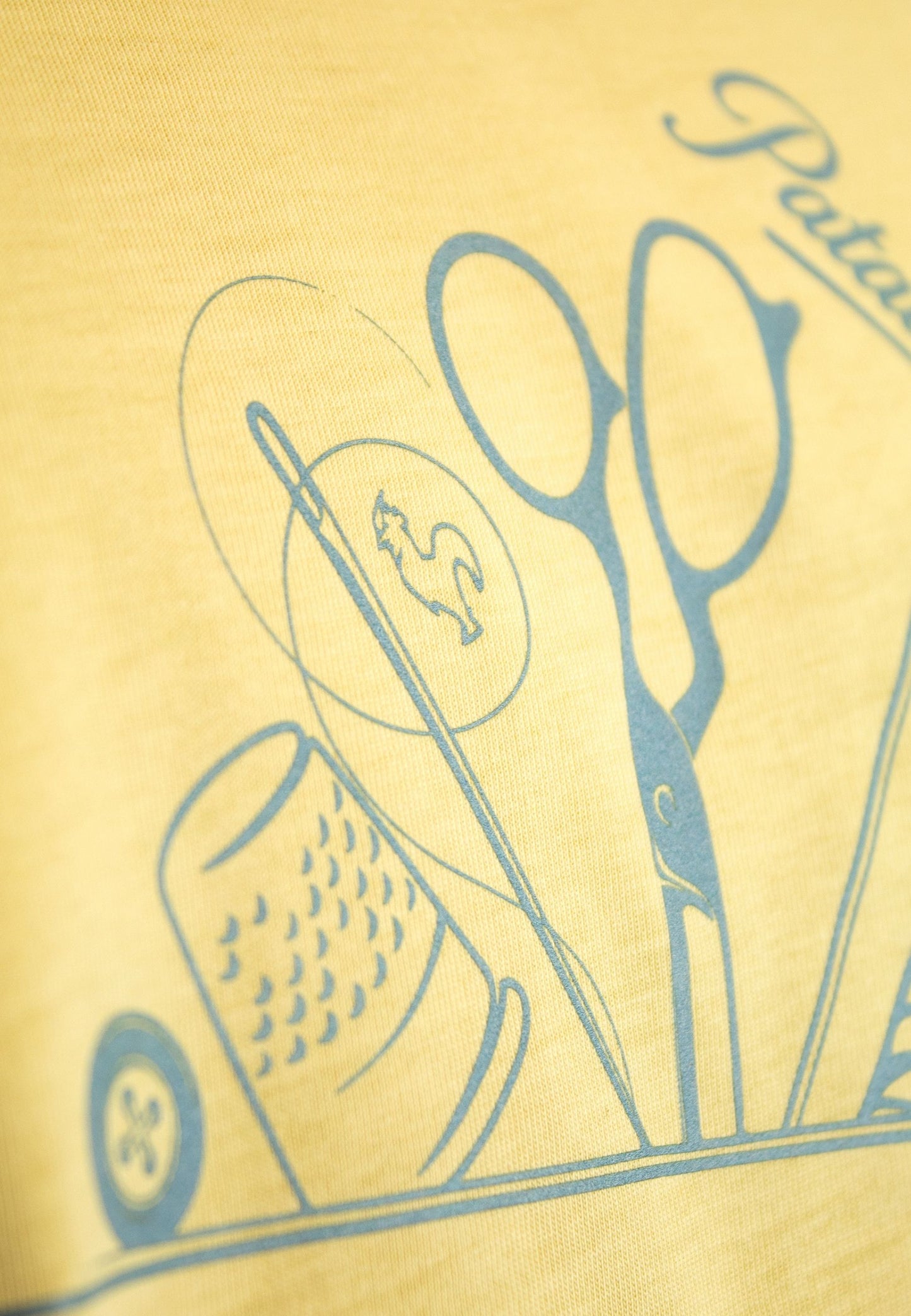 Camiseta amarilla con serigrafía