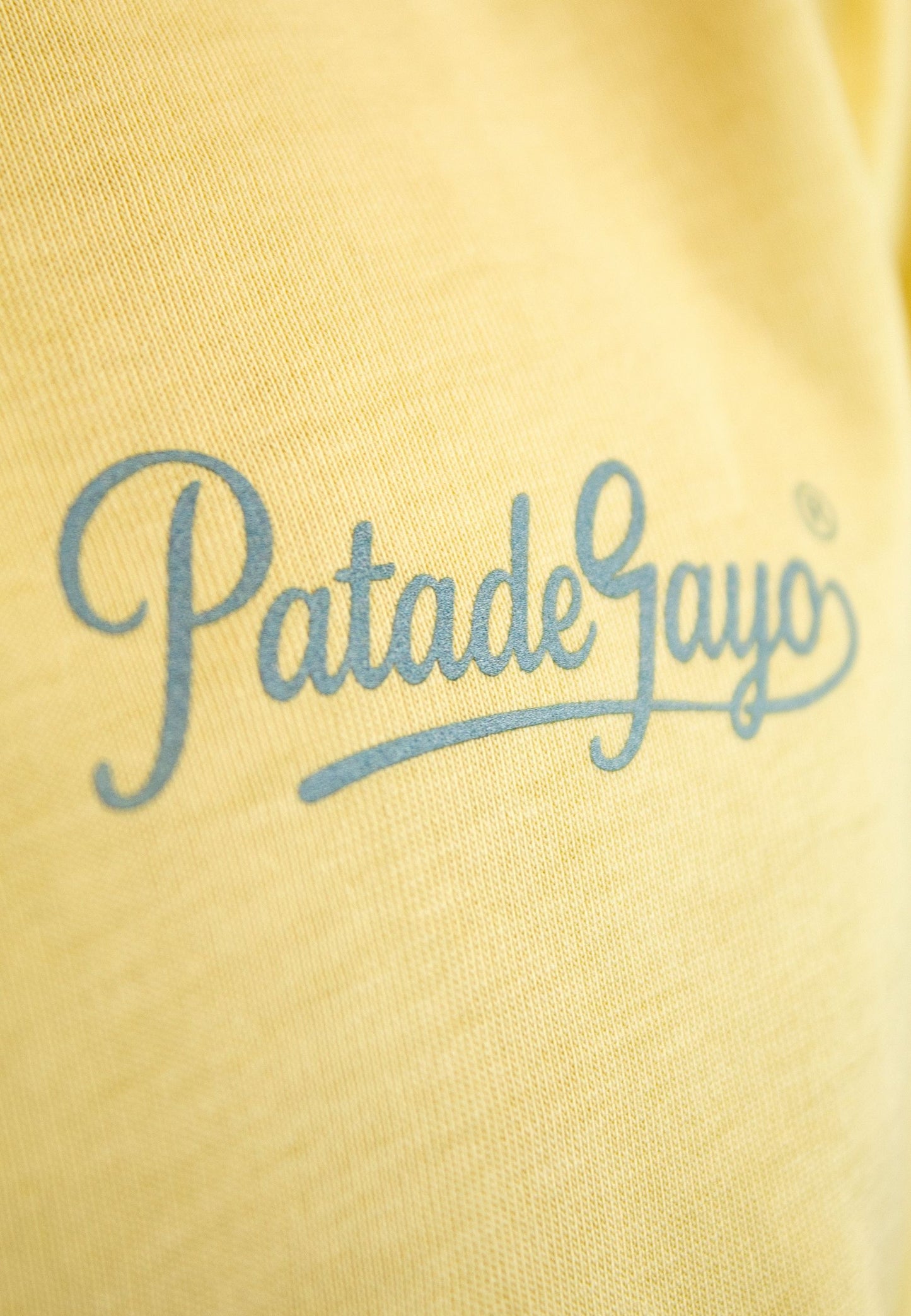 Camiseta amarilla con serigrafía