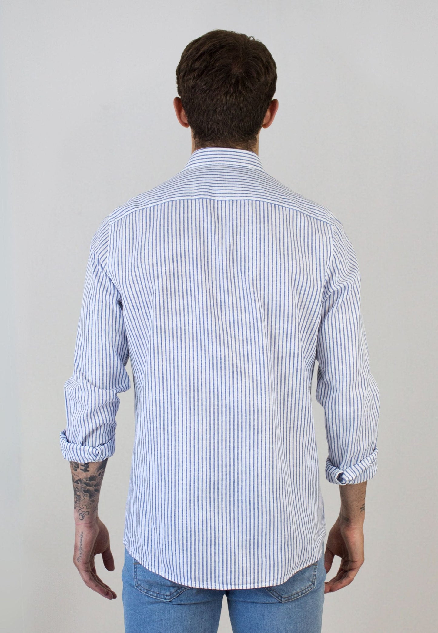 Camisa de rayas de lino azul