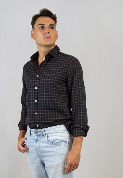 Camisa negra de cuadros
