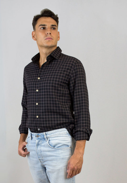 Camisa negra de cuadros