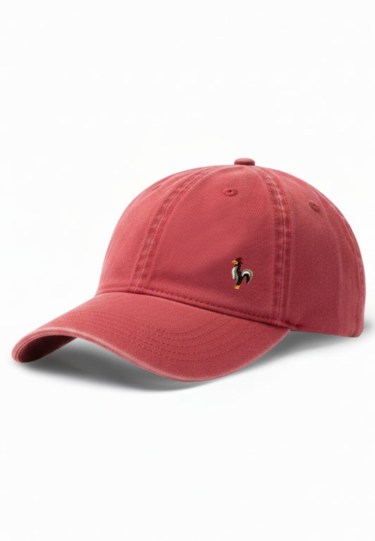 Gorra roja con gallo bordado