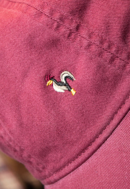 Gorra roja con gallo bordado