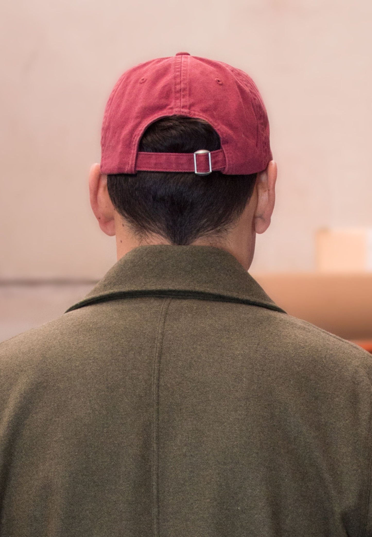 Gorra roja con gallo bordado