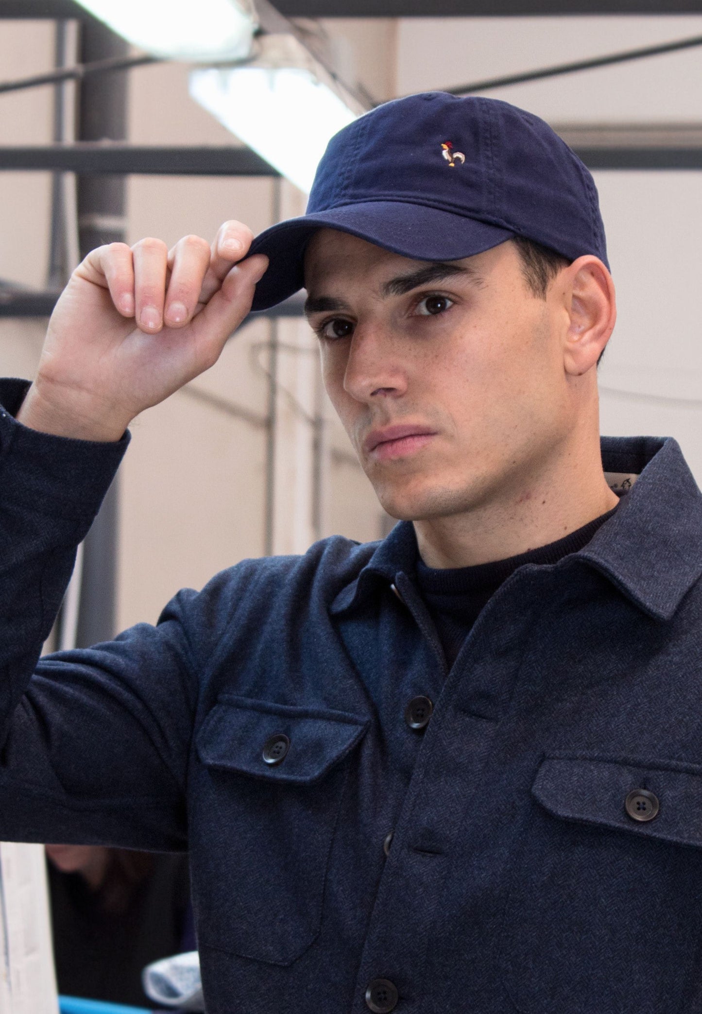Gorra marino con gallo bordado