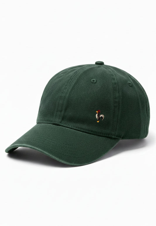 Gorra verde con gallo bordado