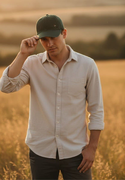 Gorra verde con gallo bordado