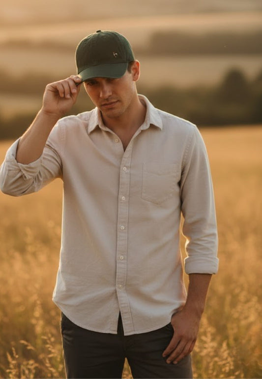 Gorra verde con gallo bordado