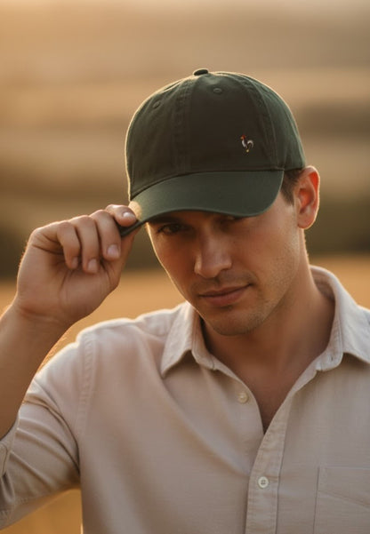 Gorra verde con gallo bordado