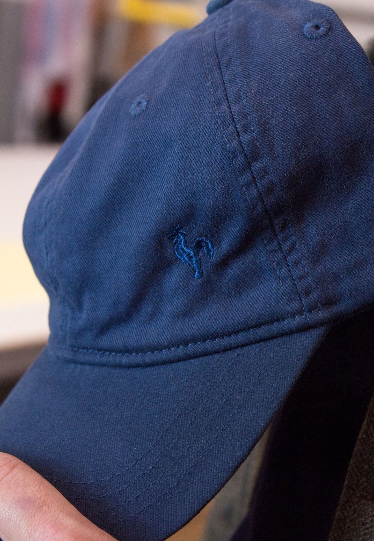 Gorra petróleo con gallo bordado al tono