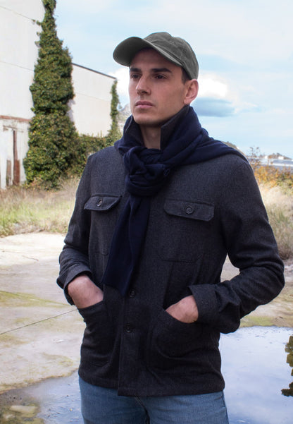 Gorra gris con gallo bordado al tono