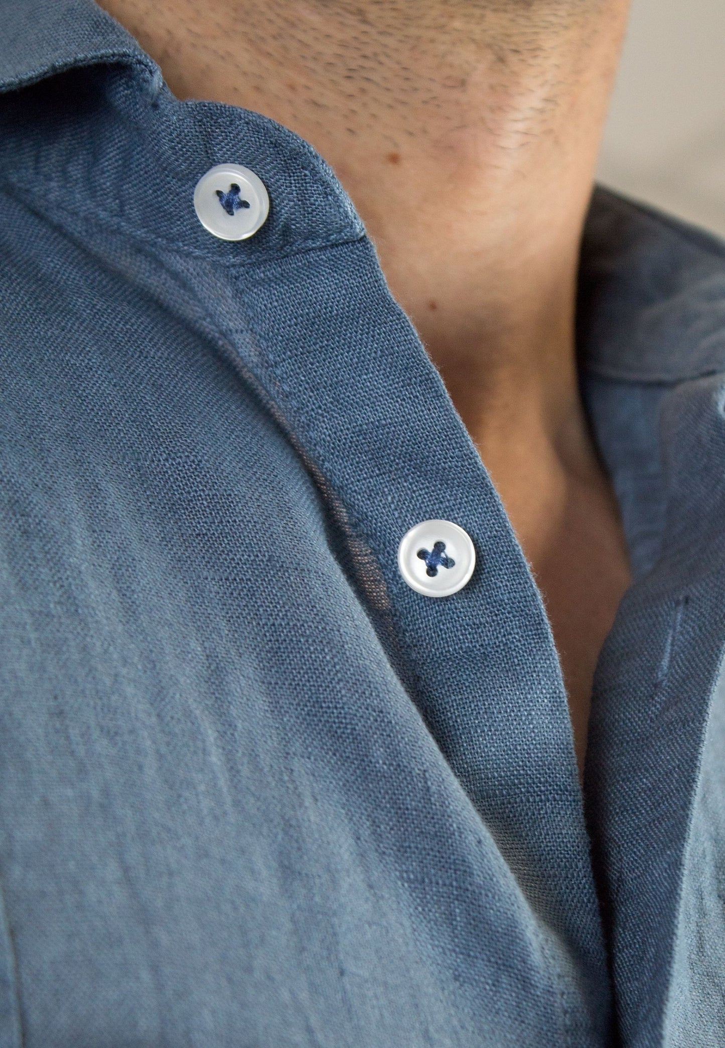 Camisa guayabera de lino azul grisáceo