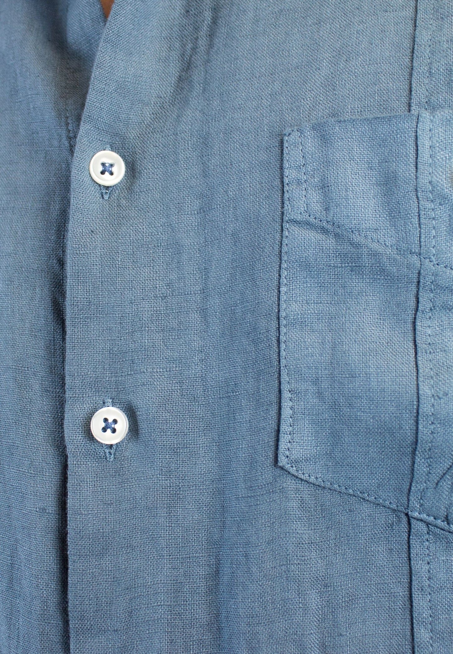 Camisa guayabera de lino azul grisáceo
