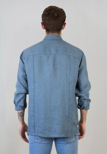 Camisa guayabera de lino azul grisáceo